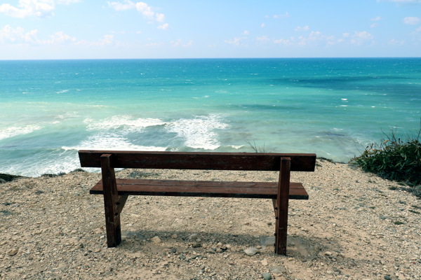 唯美海边木椅图片