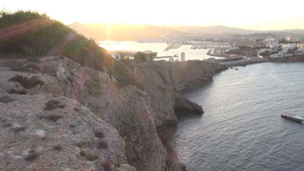 太阳亲吻的山和西班牙港泛股录像