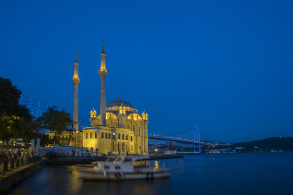 蓝天下的清真寺图片