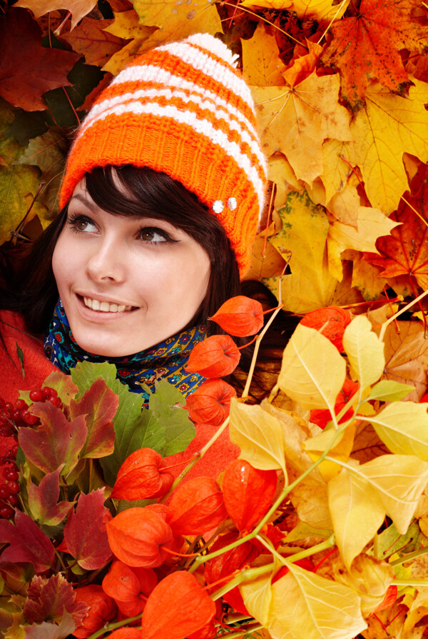 秋天树叶与时尚女人图片