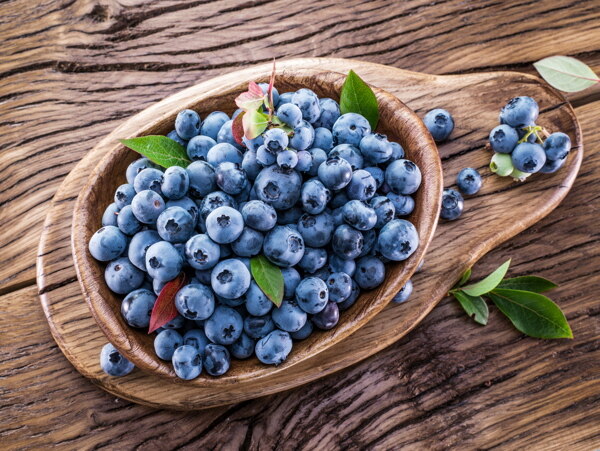 蓝莓水果木盘背景海报素材图片