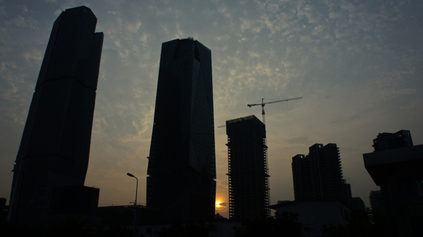 夕阳下的高楼剪影图片