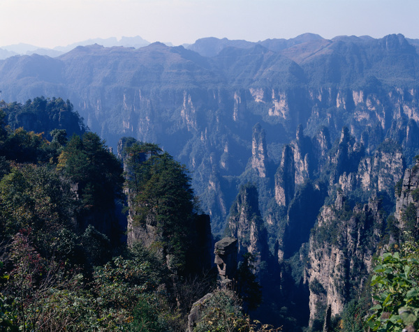 陡峭高山景色图片