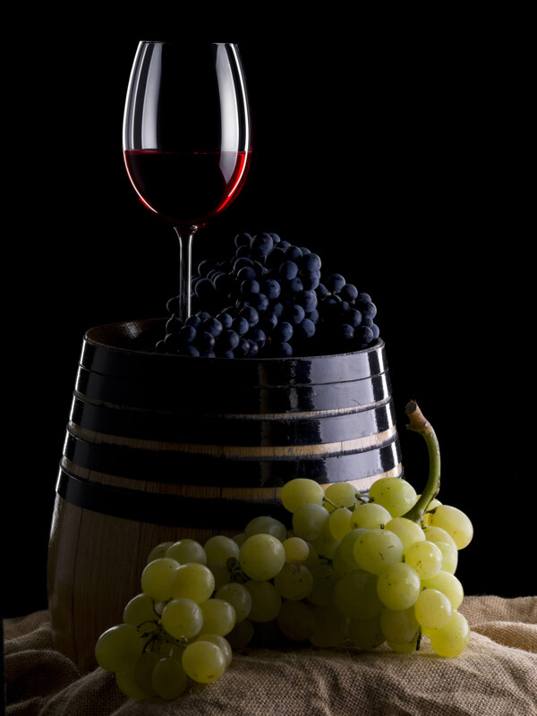 麻布上的葡萄与葡萄酒图片