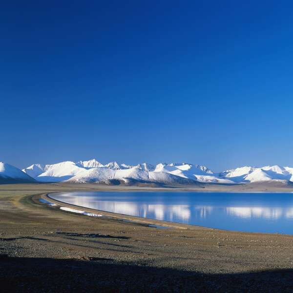 蓝天雪山湖