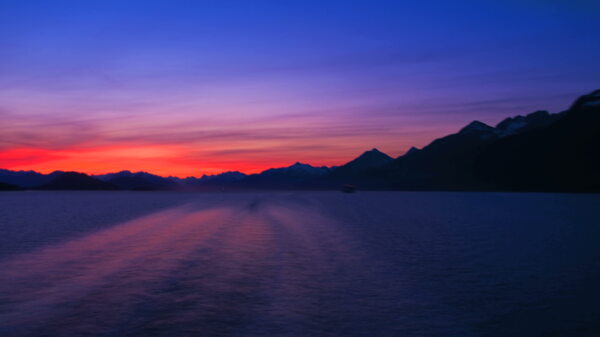 蓝色粉红和红色的天空日落4K超高清在阿拉斯加视频免费下载