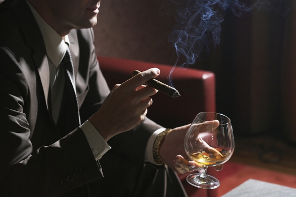 抽雪茄喝红酒的男人图片