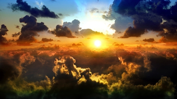 云层里的太阳摄影壁纸