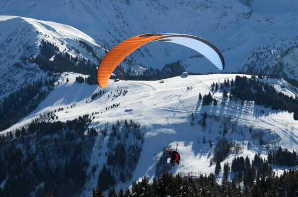 雪山跳伞