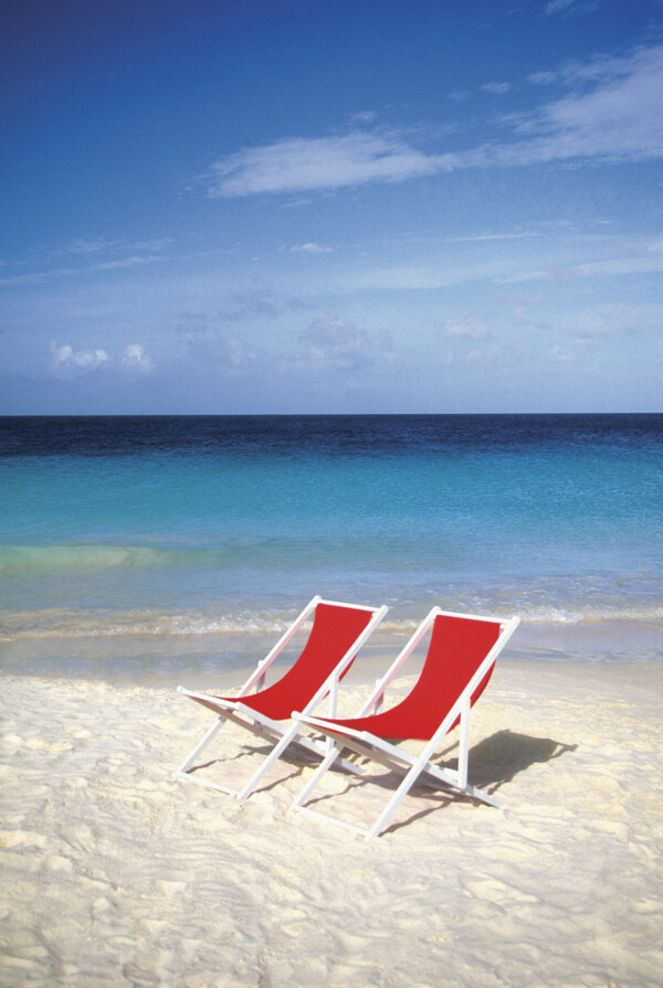 沙滩上的休闲椅图片