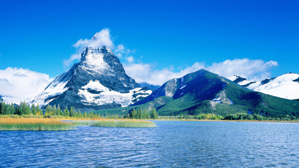 雪山湖泊风景摄影图片
