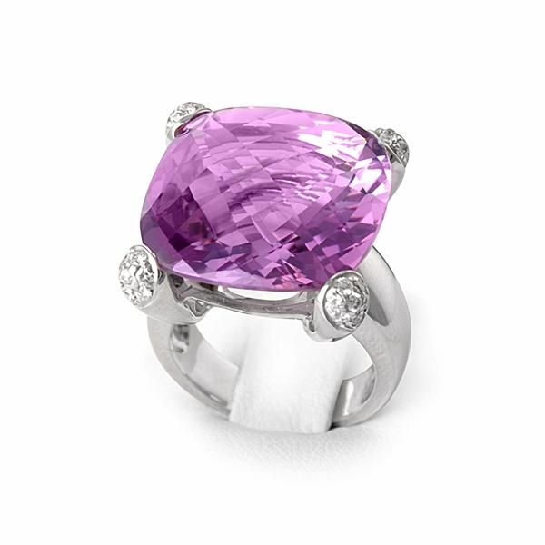 紫色宝石戒指高清图片