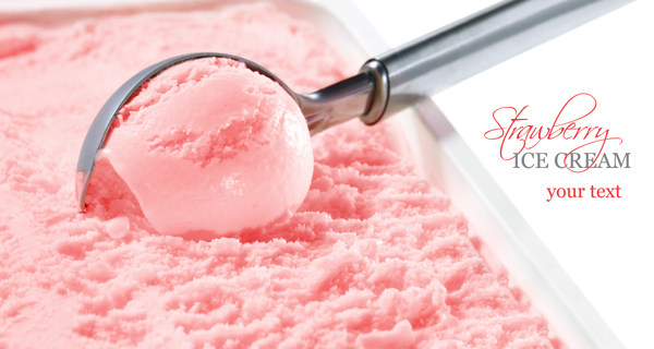 勺子里的草莓味冰激凌图片