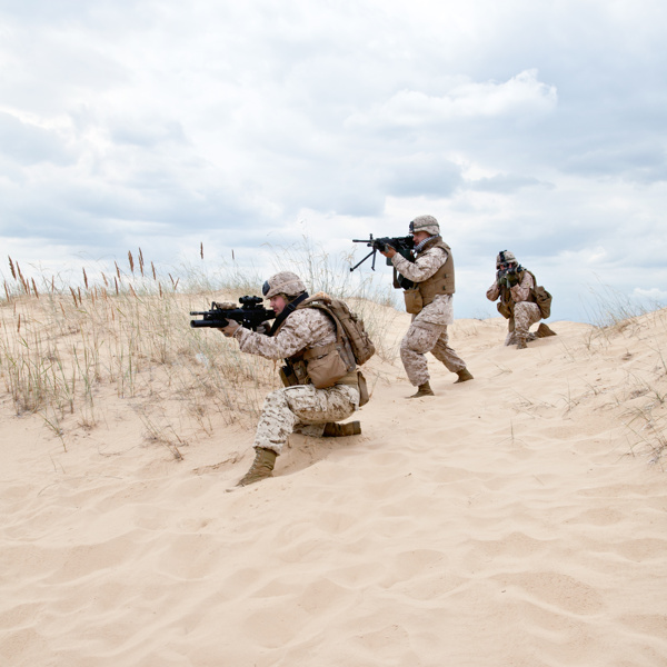 正在沙漠演习的外国士兵图片