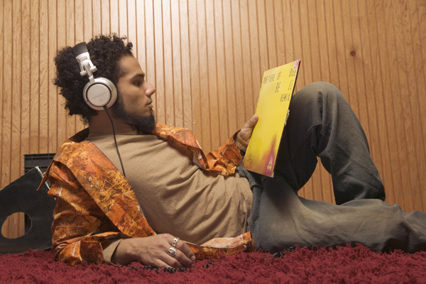 听音乐看书的男人图片
