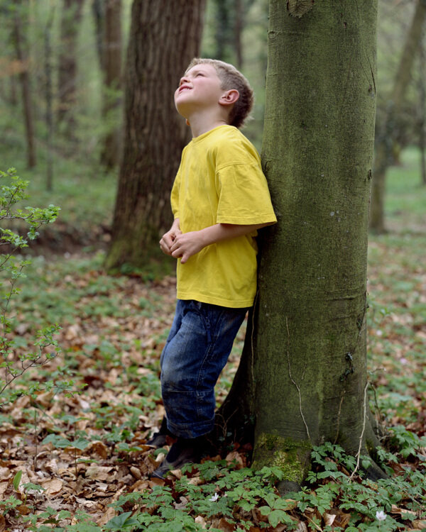 树林里的小男孩图片