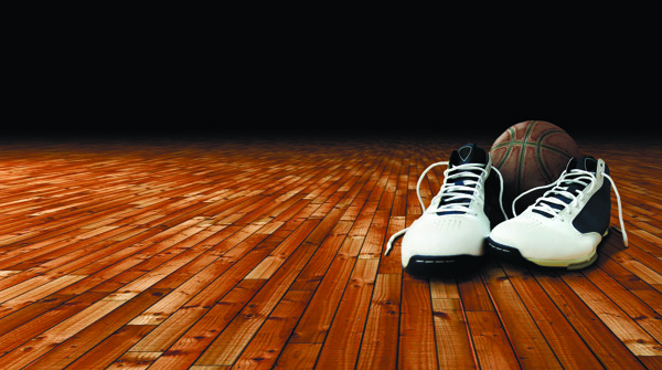 地板上的篮球和篮球鞋图片