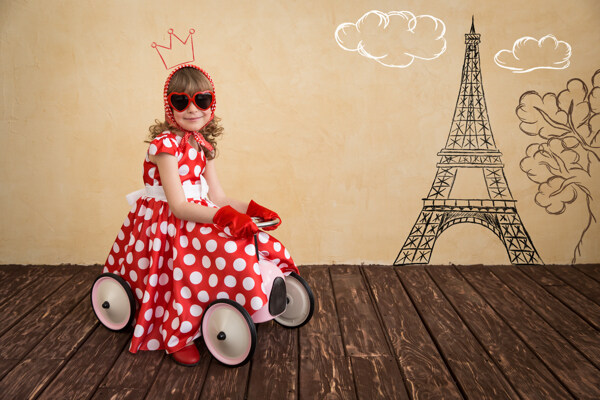 梦想游巴黎的小女孩图片