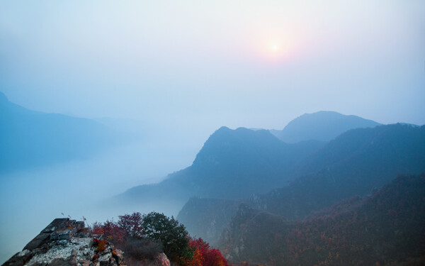 朦胧的山