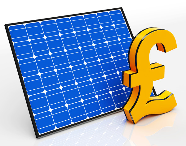 太阳能电池板和英镑符号显示节省的钱