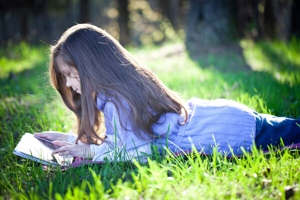躺在草地上的小孩图片