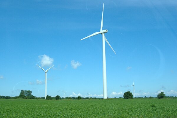 绿色草原上的风车图片
